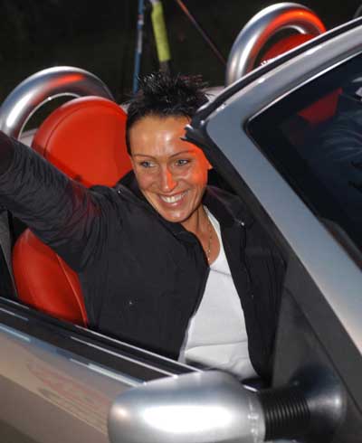nadine_raus_auto